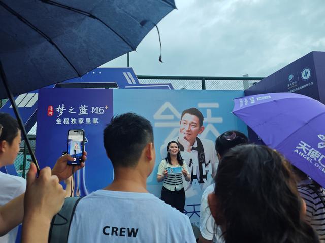 刘德华演唱会于深圳站雨中开唱