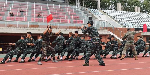 北体大新生拔河拔断绳子 武状元力量惊人