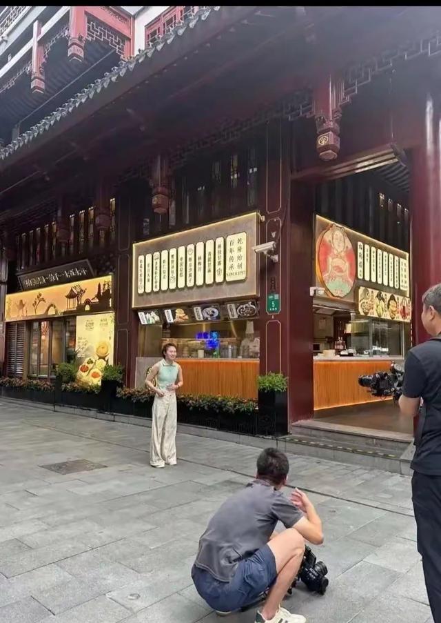 网友在上海街头偶遇汉服陈芋汐 汉服女神魅力四射