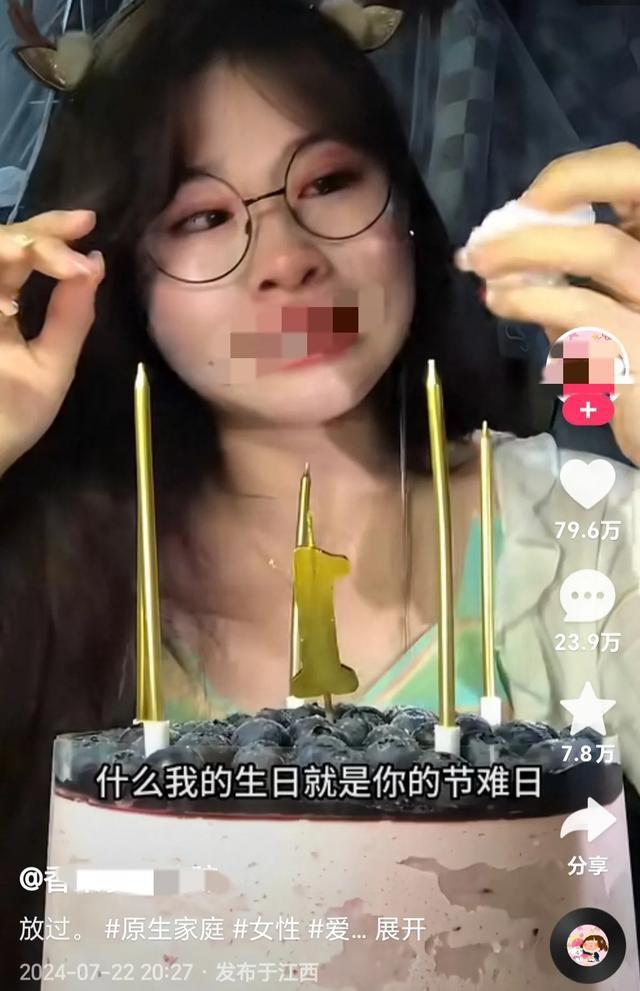 曝女子在机动车道上翻滚并自言自语