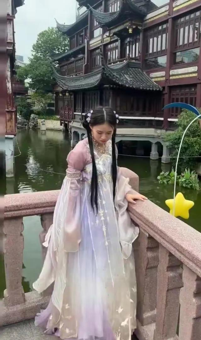 网友在上海街头偶遇汉服陈芋汐 汉服女神魅力四射