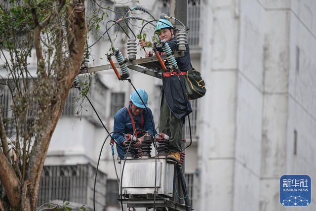 台风过后电力工人冒雨抢修线路