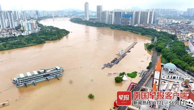 南宁亭子码头滩头广场几乎被全淹 预计水位将持续上涨