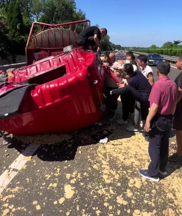 货车追尾司机被困民警冲到现场救援