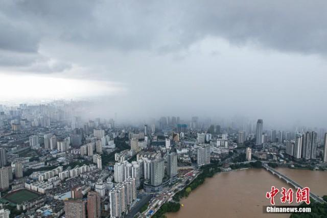 南宁一广场几乎被淹 市民照常晨练 洪水围城下的淡定日常