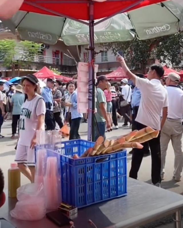 全红婵家门口人已没前两天多了 全红婵家乡平静渐恢复