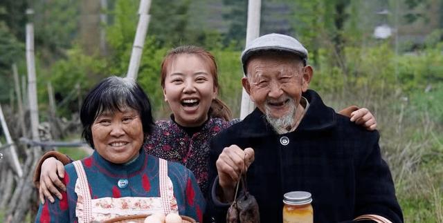 网红川味盐太婆去世 倒垃圾时不慎溺水，遗憾告别