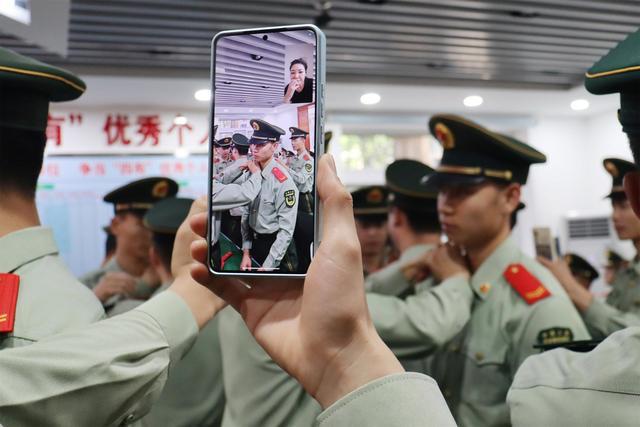 荣光与家人共享 晋升仪式上父亲为儿子更换警衔 使命与荣耀同行