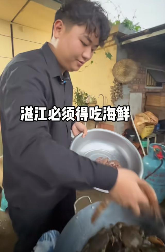 中秋节全哥做饭全妹洗乌龟 兄妹情深共度佳节