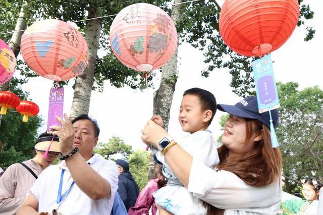 北京玉渊潭公园开启传统文化体验之旅 中秋赏灯猜谜乐翻天