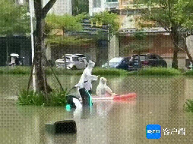 海南琼海暴雨积水 市民雨中划船出行 台风“苏力”肆虐