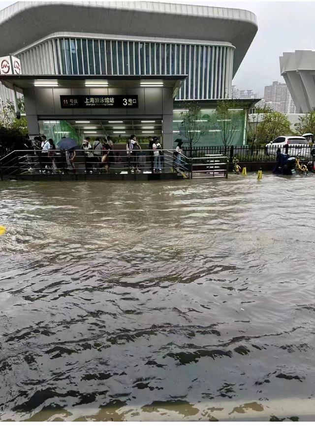 上海大雨积水私家车进水 多部门救援 预计12时主干道退水