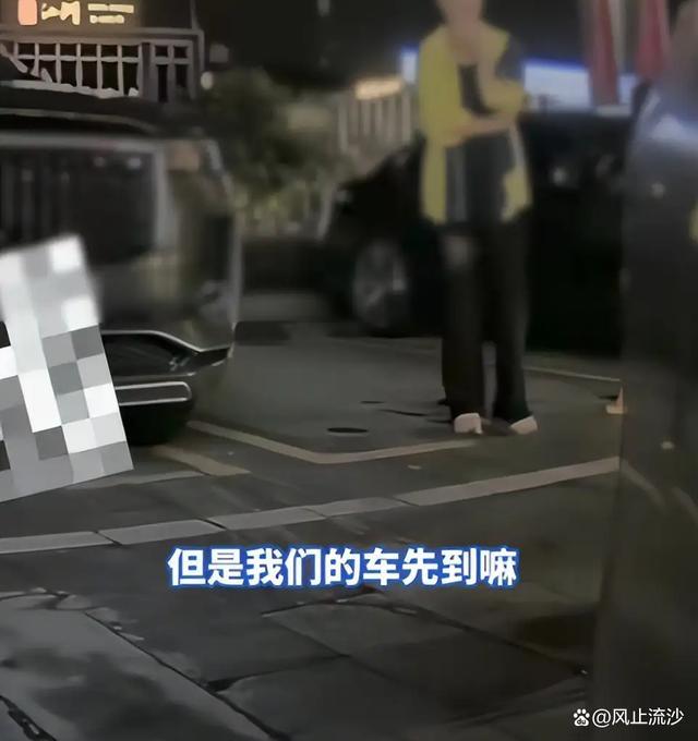 女子占车位：你不在家我停下怎么了？网友：必须给教训！