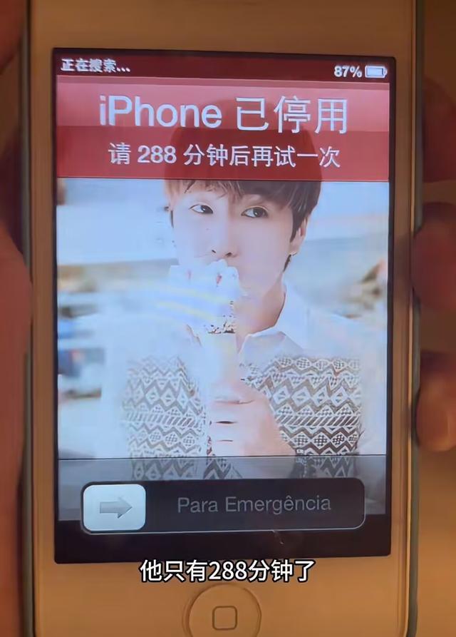 锁了十年的iPhone解锁了！网友：好像以前的手机更耐用