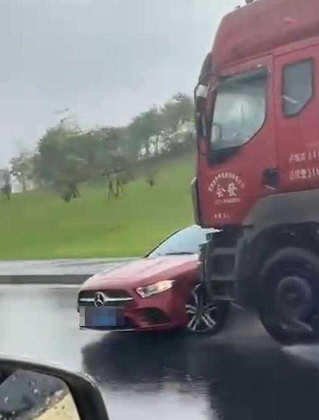 大货车顶推红色奔驰双方司机都很懵 雨中离奇事故引热议