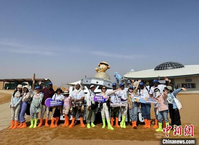 外媒记者探访特色沙漠文旅 异国笔触下的宁夏沙坡头之旅