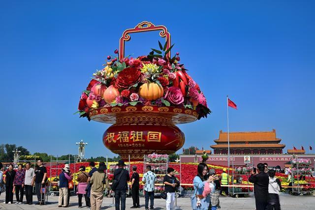 国庆大花篮看着好香 繁花似锦迎国庆，市民游客共赏赞