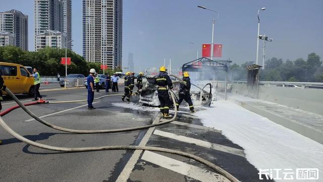 武汉一汽车撞上执勤警车后两车爆燃 未造成人员伤亡