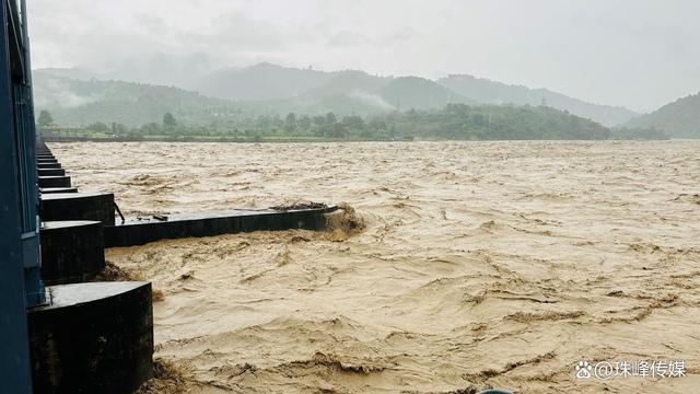 尼泊尔强降雨引发灾害 87人死亡，救援全面展开