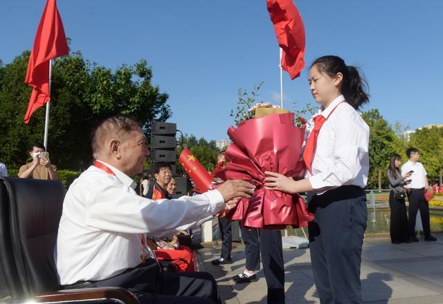 青岛市民排队等国庆升旗 两千人共贺祖国七十五华诞