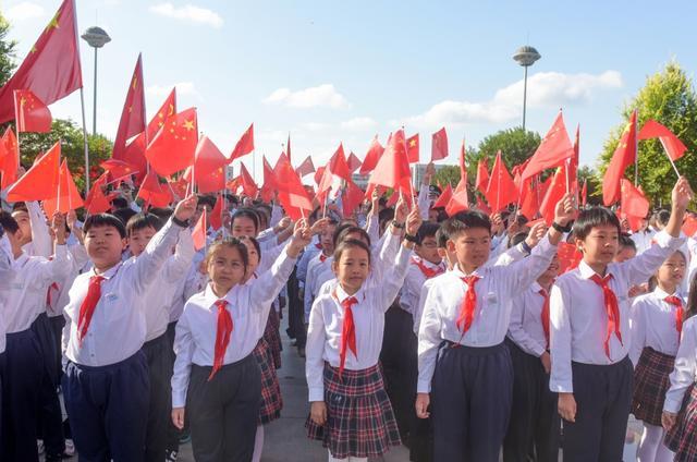 青岛市民排队等国庆升旗 两千人共贺祖国七十五华诞