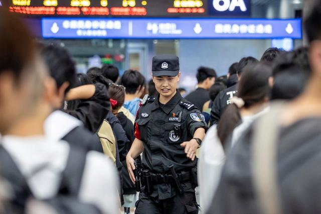 重庆特警守护假日平安 确保安全无虞，市民放心过节