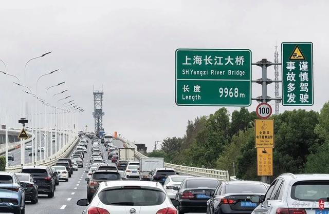 上海长江隧桥返沪方向 拍出停车场的感觉 雨中长假返程高峰