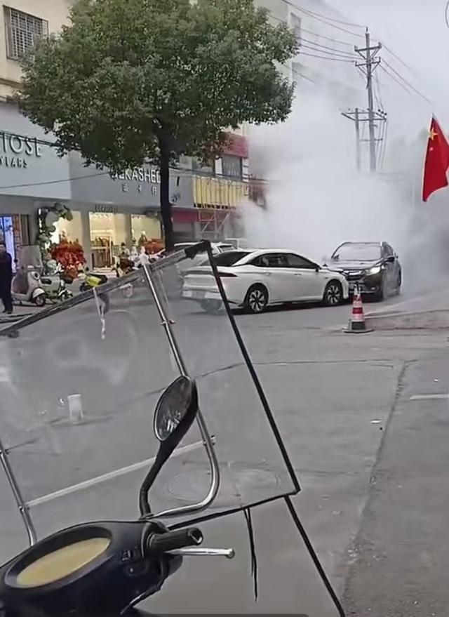 湖北咸宁一男子驾车抵住失控车辆