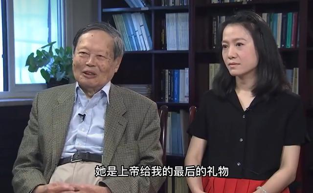 杨振宁携48岁翁帆度过102岁生日 鹣鲽情深，共庆耄耋寿辰