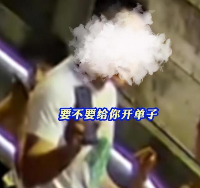 男子叫嚣得罪自己要查封商家门店 滥用权力引众怒