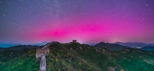 绝美！北京极光大爆发 夜空绚烂如梦，北纬40°奇观再现