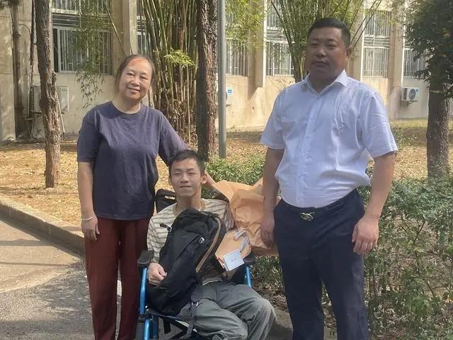 母亲回应脑瘫少年成大学旁听生 梦想启航，共筑文学路