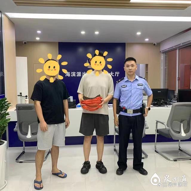 2万现金丢出租车上警方寻回