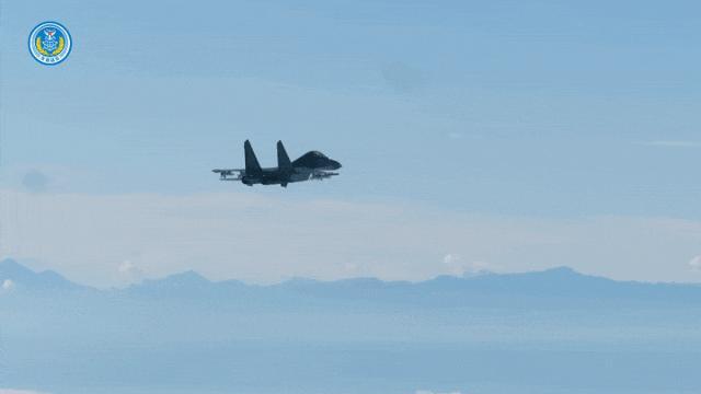 空军战机与宝岛台湾中央山脉同框