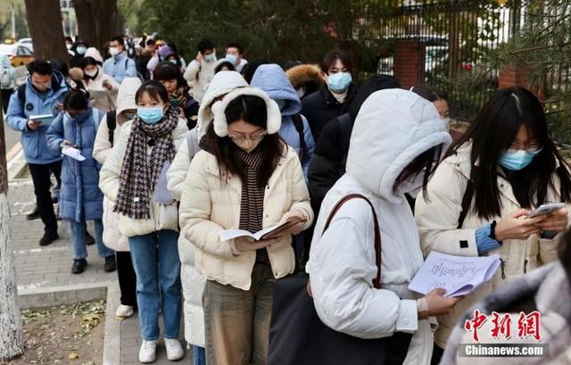 国考近七成岗位专门招录应届生 报名已启动，12月1日笔试