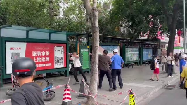 广州警方通报商贩殴打城管：违规占道摆卖，持铁棍打伤2人，已被采取刑事强制措施