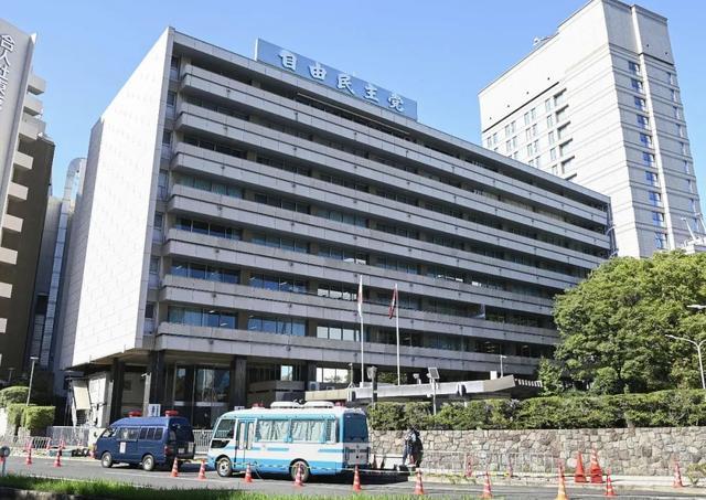 日本一男子驾车冲撞首相官邸外围栏 投掷燃烧瓶后被捕