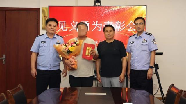 打网约车送神秘包裹司机果断报警