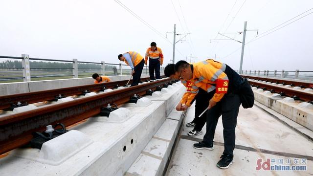 潍烟高铁上花式整活 绣出新时代铁路精神