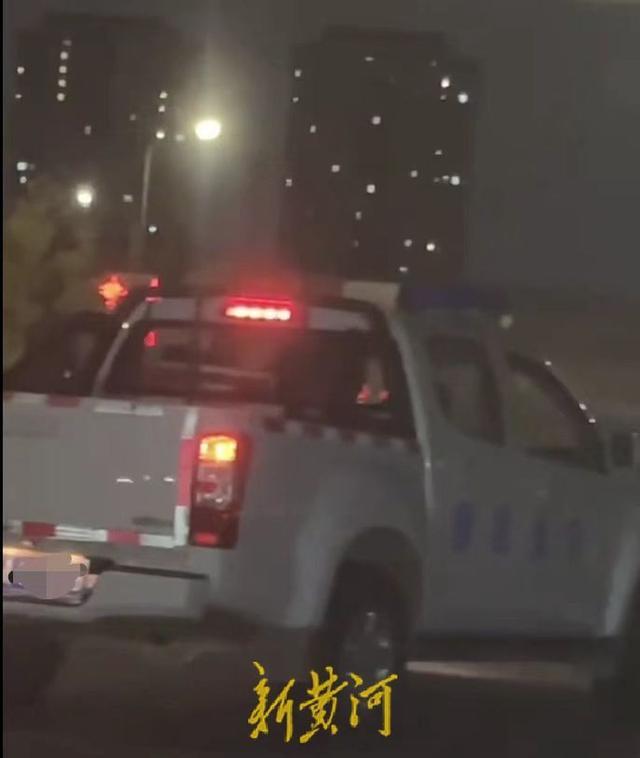 一公务车半夜街头漂移，当地警方通报