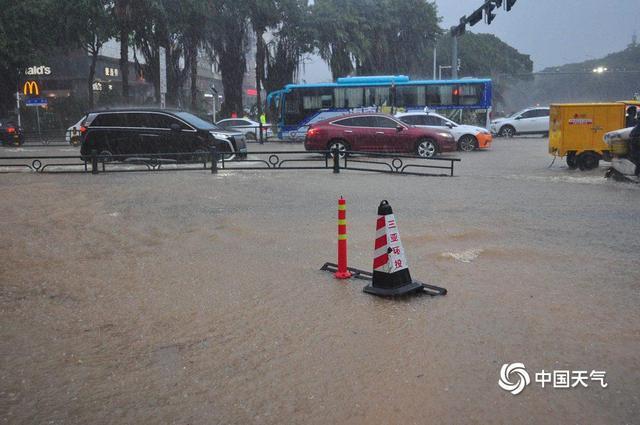 三亚大暴雨致街道积水严重 降雨破纪录