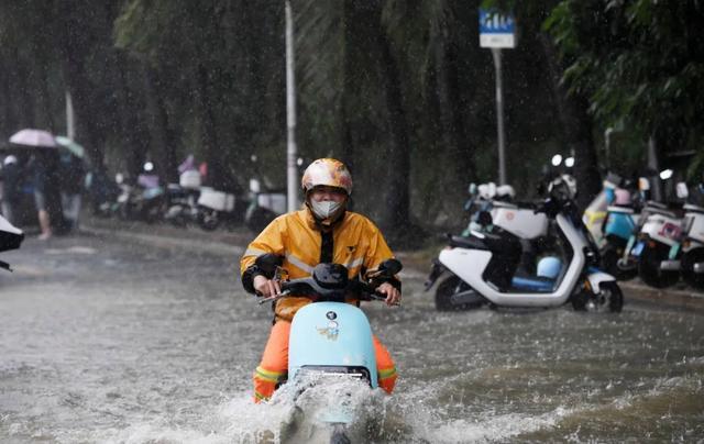 台风致三亚暴雨 启动防台风应急响应