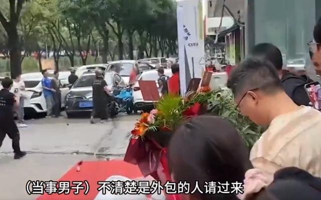 新店开业车手表演特技失控撞坏新车