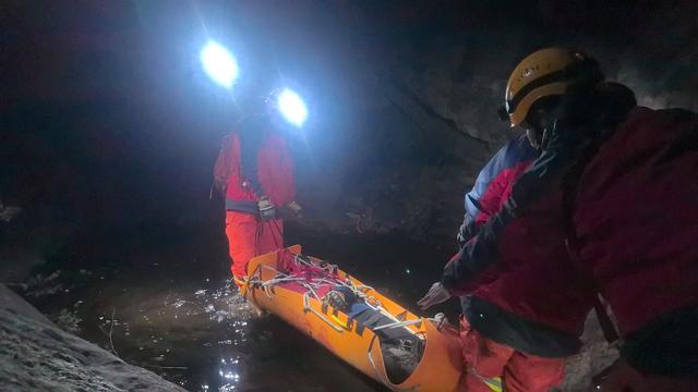 北京一女驴友翻野山失足坠崖 消防紧急救援