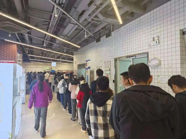 高校用1000只大闸蟹哄大学生吃早饭