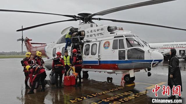 琼海消防利用橡皮艇转移9名被困群众 风雨中紧急救援