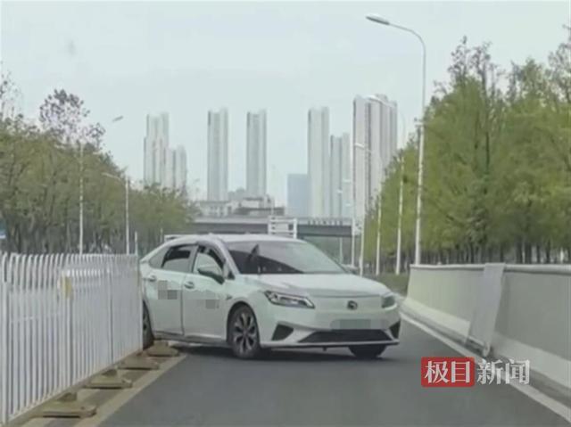 男子发现走错路竟就地拆开马路护栏