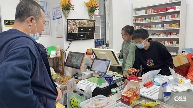 老板重伤住院好邻居帮他撑起店面 邻里情深守望相助