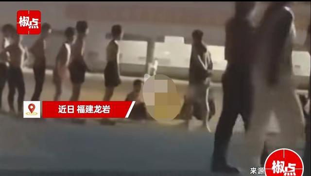 男孩被教练踹腹 老人制止反遭怒怼 暴力教学引争议