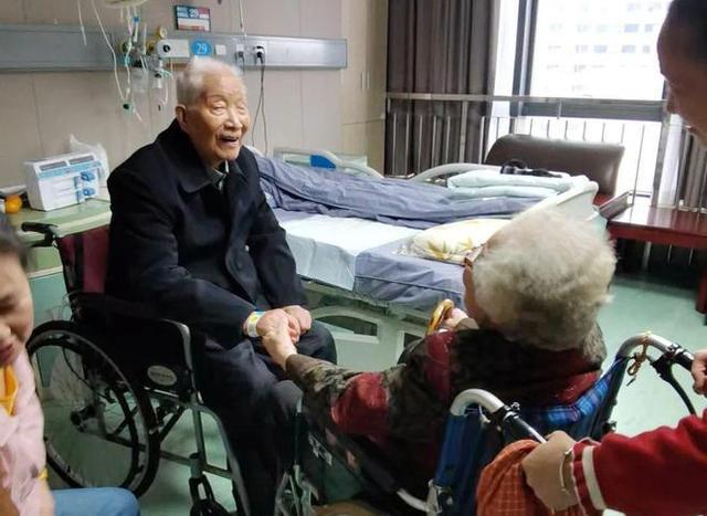 97岁妻子化妆看望98岁丈夫 相濡以沫80年